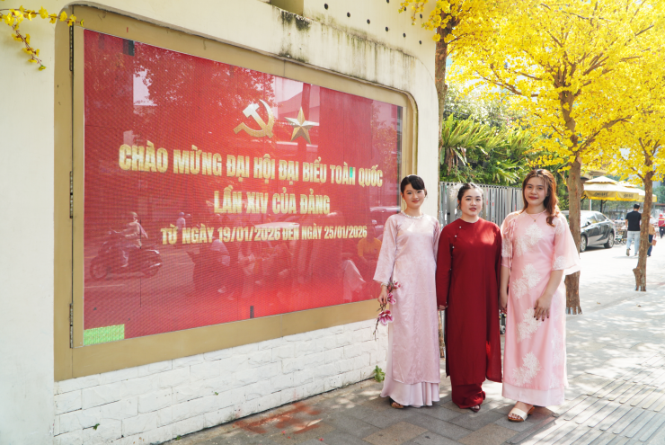 Người dân TPHCM hân hoan hướng về Đại hội XIV