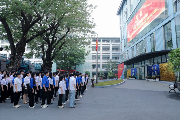 Cũng trong sáng cùng ngày, Đoàn TNCS Hồ Chí Minh Trường Đại học Công nghiệp TPHCM tổ chức lễ chào cờ chào mừng Đại hội XIV. Lễ chào cờ với sự tham dự của 800 giảng viên, sinh viên