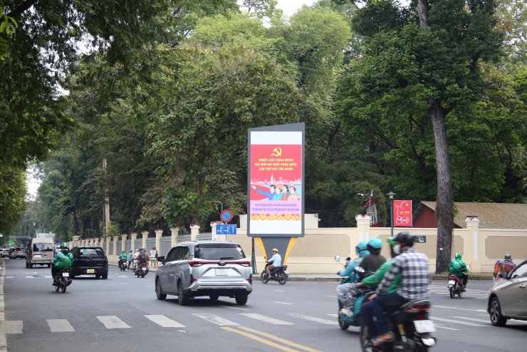 Anh Trần Ngọc Minh (phường Bình Đông, TPHCM), mong Đại hội Đảng lần này sẽ đề ra nhiều chủ trương sát với đời sống thực tế của người dân. “Điều tôi mong mỏi nhất là người lao động có công việc ổn định. Bên cạnh đó, tôi cũng kỳ vọng Đảng tiếp tục đẩy mạnh công tác phòng, chống tham nhũng để người dân yên tâm và thêm tin tưởng” – anh Minh chia sẻ.