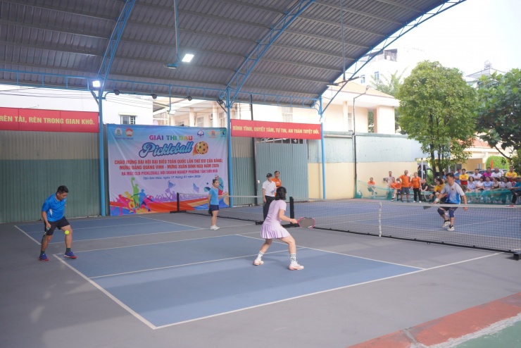 Trước đó, phường Tân Sơn Hòa tổ chức Hội thao “Mừng Đảng quang vinh - Mừng Xuân Bính Ngọ” năm 2026. Bí thư Đảng ủy phường Tân Sơn Hòa Trương Lê Mỹ Ngọc cho biết hội thao là hoạt động thiết thực chào mừng Đại hội đại biểu toàn quốc lần thứ XIV của Đảng; kỷ niệm 96 năm Ngày thành lập Đảng Cộng sản Việt Nam (3.2.1930 - 3.2.2026); tạo không khí vui tươi, phấn khởi đón Xuân Bính Ngọ năm 2026