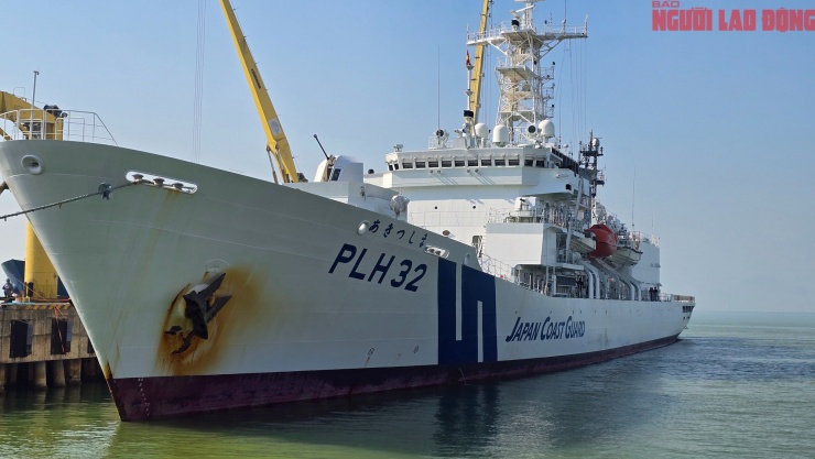 Tàu Akitsushima là một trong những tàu tuần tra lớn nhất thế giới