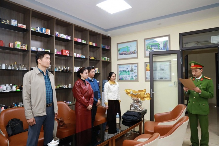 Ngoài ra, nhóm bị can còn bị cáo buộc để ngoài sổ sách kế toán hàng trăm tỷ đồng, hưởng lợi bất chính và gây thất thu lớn cho ngân sách Nhà nước.