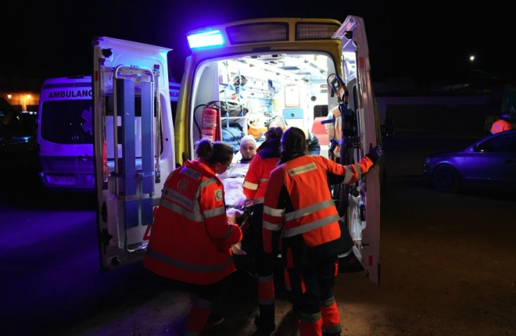 Lực lượng cứu hộ đưa người bị nạn lên xe cứu thương. Ảnh: AP