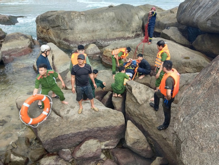 Theo thông tin ban đầu, một đoàn du lịch gồm 4 người nước ngoài mang quốc tịch Mỹ, Đức, Đan Mạch cùng một hướng dẫn viên đến tham quan, tắm biển tại khu vực trên. Trong lúc xuống biển, 2 du khách là N.T (quốc tịch Đức) và V.D (quốc tịch Đan Mạch) bất ngờ bị sóng lớn đánh trôi, cuốn vào khu vực hốc đá ven bờ, mắc kẹt và đối mặt nguy cơ mất an toàn nghiêm trọng.