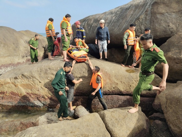 Trước đó, khoảng 7h40 phút cùng ngày, Công an xã Hoà Xuân nhận được tin báo về việc du khách nước ngoài gặp nạn khi tắm biển tại bãi Tiên (thôn Phước Tân, xã Hòa Xuân).