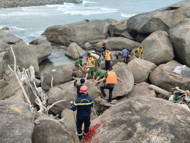 Ngay sau khi tiếp nhận thông tin, Công an xã Hòa Xuân nhanh chóng xác minh, tiếp cận hiện trường, đồng thời khẩn trương phối hợp Phòng Cảnh sát Phòng cháy chữa cháy và Cứu nạn cứu hộ Công an tỉnh Đắk Lắk, lực lượng an ninh trật tự cơ sở và bộ đội biên phòng tổ chức cứu nạn.