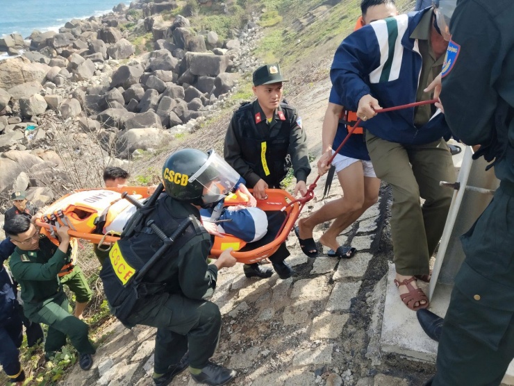 Mặc dù điều kiện sóng mạnh, địa hình phức tạp, nguy hiểm, các lực lượng tham gia đã không quản khó khăn, tiếp cận khu vực hốc đá, triển khai các biện pháp nghiệp vụ để đưa 2 du khách ra khỏi vùng nguy hiểm. Sau khi được giải cứu an toàn, các nạn nhân được trấn an tinh thần và nhanh chóng chuyển đến Trung tâm Y tế để kiểm tra, theo dõi sức khỏe.