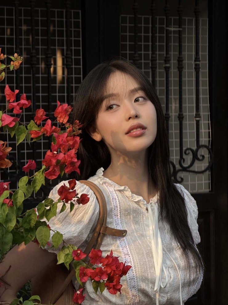 Hoa hậu Thanh Thủy là gương mặt quen thuộc với khán giả yêu sắc đẹp nhờ hình ảnh trong trẻo, hiện đại và ngày càng cá tính. Sau khi khép lại nhiệm kỳ quốc tế, nàng hậu liên tục gây chú ý với phong cách thời trang trẻ trung cùng thần thái ngày một tự tin.