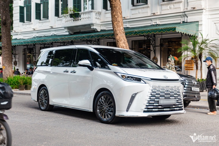 Dàn siêu xe, xe sang hơn trăm tỷ dạo phố Hà Nội, chiếc đắt nhất giá hơn 21 tỷ - 7