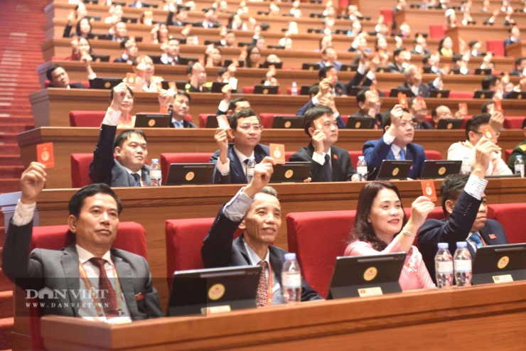 Đại hội XIV đã biểu quyết tán thành, nhất trí cao thông qua Báo cáo thẩm tra tư cách đại biểu Đại hội XIV của Đảng do Ban Thẩm tra tư cách đại biểu trình. Ảnh: Thành An