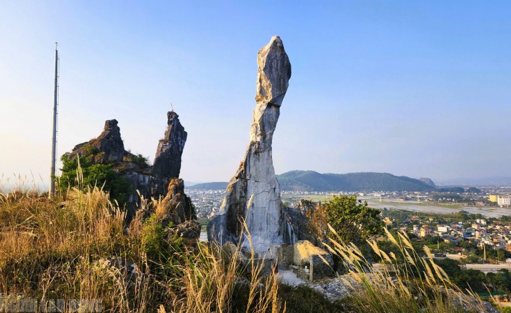 Theo chủ đầu tư, công trình chỉ triển khai khoan 7 lỗ để gia cố, tạo sự chắc chắn chứ không có tác động nào về bề mặt của di tích. Ảnh: Tuấn Minh