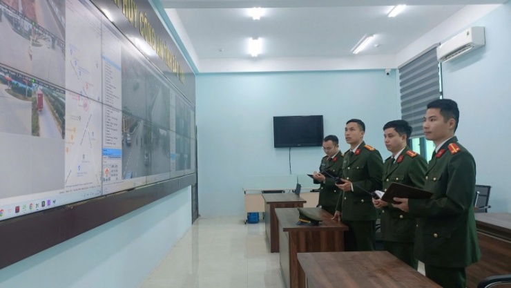 Các cán bộ Công an kiểm tra thông tin về ANTT qua hệ thống giám sát.