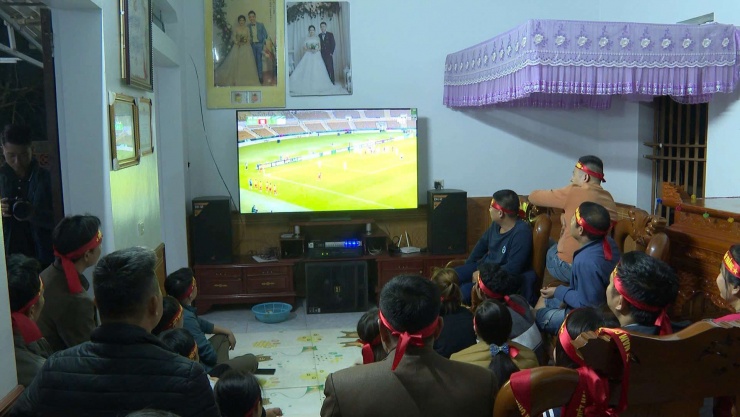 Người thân, hàng xóm cùng nhau hội tụ đông vui ở nhà tiền vệ Nguyễn Xuân Bắc (xã Chân Mộng) để cổ vũ cho đội tuyển U23 Việt Nam. Ảnh: Huy Trần