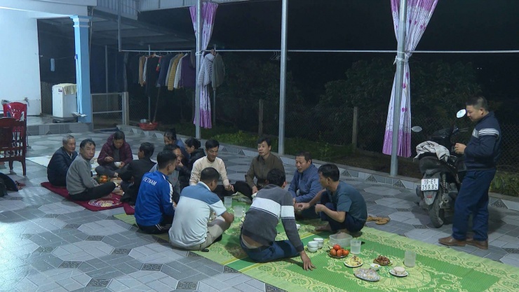 Mỗi trận đấu, gia đình cầu thủ Nguyễn&nbsp;Xuân Bắc luôn chuẩn bị mâm cỗ với món ngon "cây nhà lá vườn" để mời người thân, bà con hàng xóm, cùng nhau cổ vũ cho Nguyễn Xuân Bắc và đội tuyển U23 Việt Nam. Ảnh: Huy Trần.