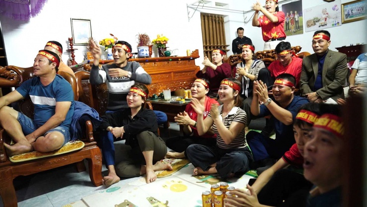 Không khí cổ vũ sôi nổi cho đội tuyển U23 tại ngôi nhà của tiền vệ Xuân Bắc. Ảnh: Huy Trần