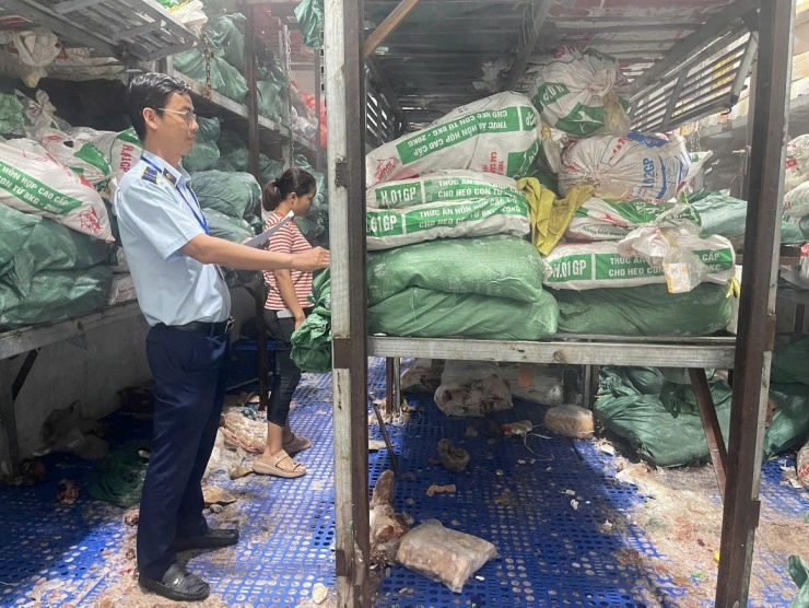 Cán bộ QLTT phát hiện số lượng lớn thực phẩm không rõ nguồn gốc