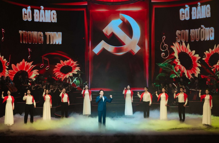 Ca sĩ Anh Tú thể hiện "Thưa Đảng" trong chương trình nghệ thuật "Mãi mãi niềm tin theo Đảng" hôm 16/1. Ảnh: NVCC