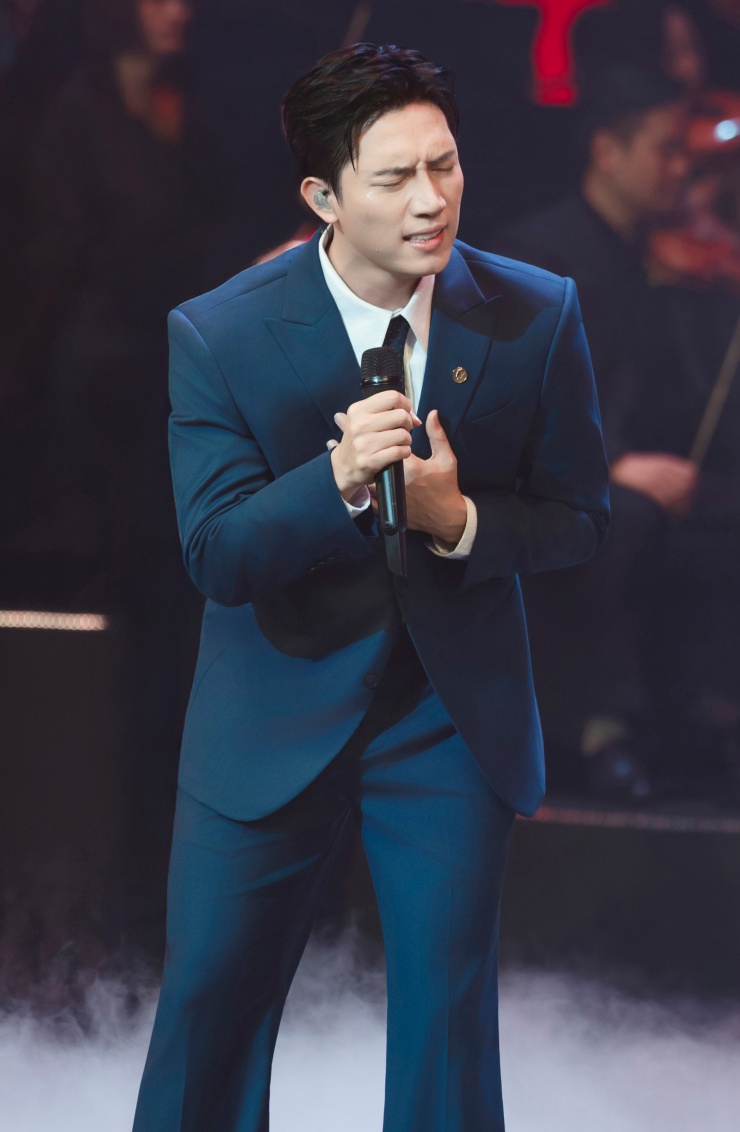 Anh Tú&nbsp; rơi nước mắt khi thể hiện "Thưa Đảng". Ảnh: NVCC