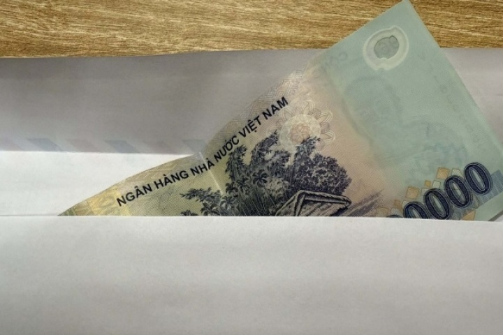 3 chị gái mỉa mai phong bì của thông gia giàu rồi lặng thinh khi biết sự thật