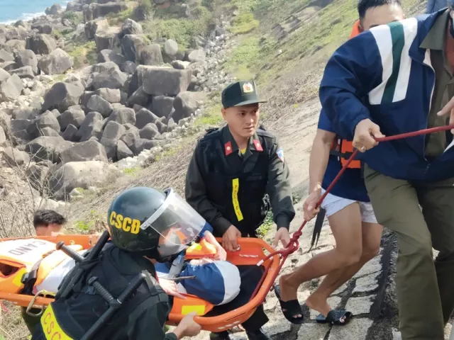 CLIP: Hai du khách nước ngoài mắc kẹt trong hốc đá khi tắm biển ở Đắk Lắk