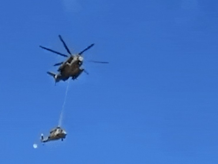 Trực thăng UH-60 Israel rơi cắm đầu xuống đất trong khi được vận chuyển