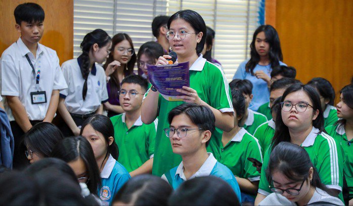 Học sinh THPT ở TP HCM đặt câu hỏi, tìm hiểu về các chương trình đào tạo của Trường ĐH Luật TP HCM. Ảnh: HUẾ XUÂN