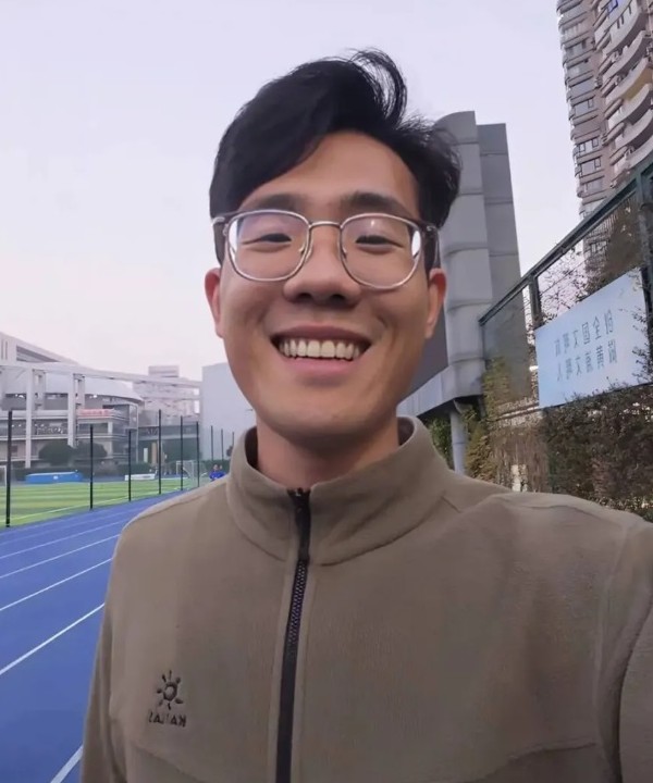 Li hiện học thạc sĩ tại Đại học Thể thao Thượng Hải. Ảnh: QQ