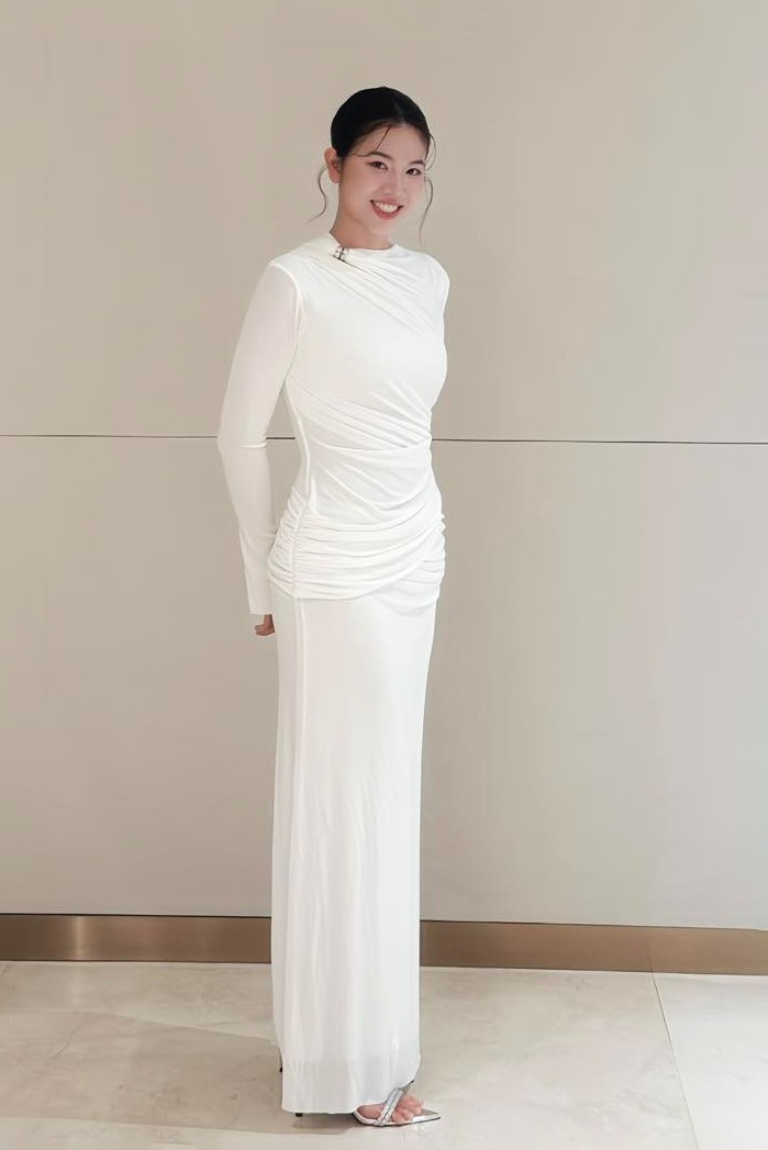 Khi tham dự các sự kiện, kình ngư thích diện trang phục tông trắng. Váy đi tiệc phong cách tối giản, phom ôm cơ thể được Ánh Viên ưa chuộng.
