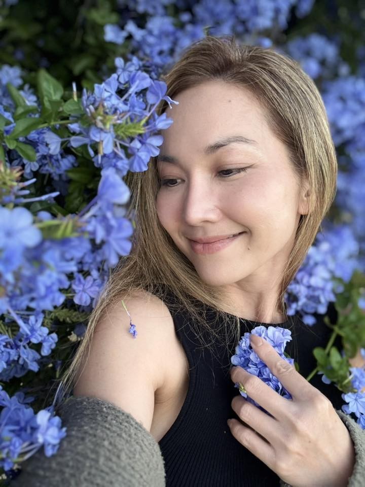 Thỉnh thoảng, Kim Hiền khoe dấu vết thời gian qua các góc chụp gần. Làn da của cô bắt đầu xuất hiện các vết tàn nhang, nhưng vẫn trắng hồng và tràn đầy sức sống.