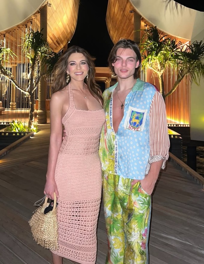 Elizabeth và con trai ở Maldives.