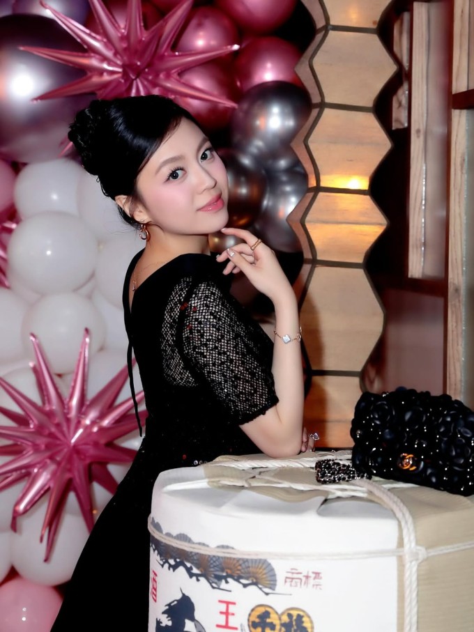 Ái nữ tập đoàn Sơn Kim để tóc búi cao tôn vẻ đài các cùng kiểu make-up tone hồng ngọt ngào.