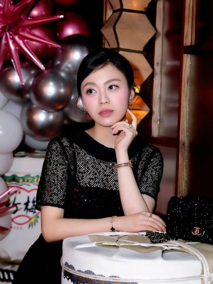 Vẻ đài các của tiểu thư gia tộc Sơn Kim khi thành thiếu phu nhân - 1