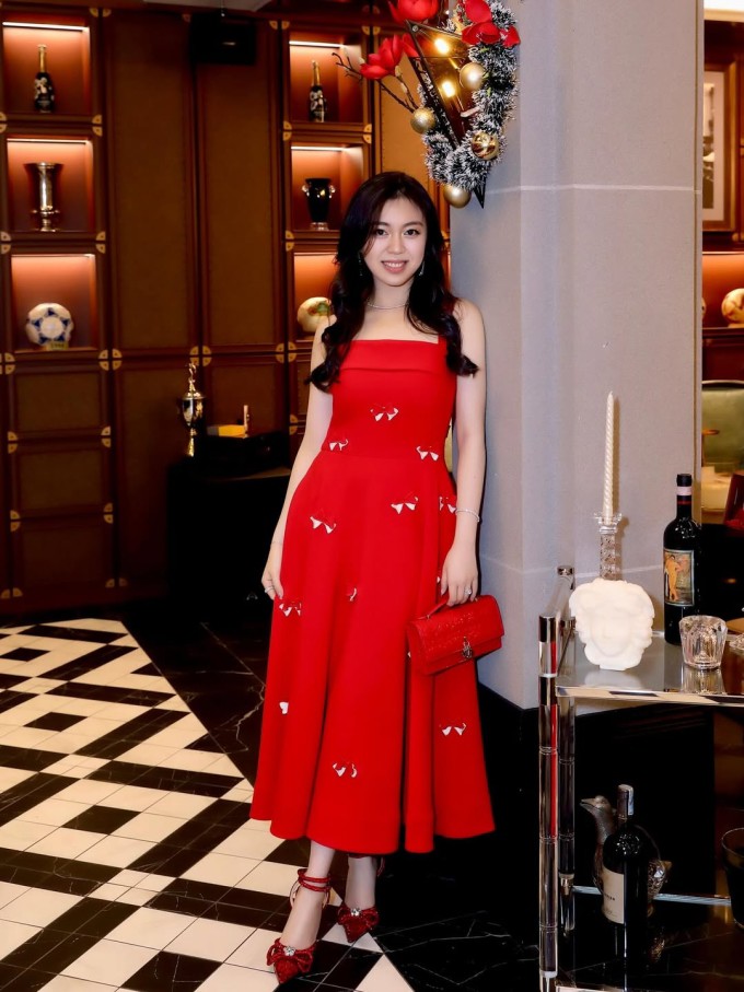 Ở một sự kiện khác hồi cuối năm, Ruby Khánh Linh cũng chọn váy xòe dáng dài tôn nét thanh lịch, phối túi Dior và giày Mach &amp; Mach cùng tông trang phục.