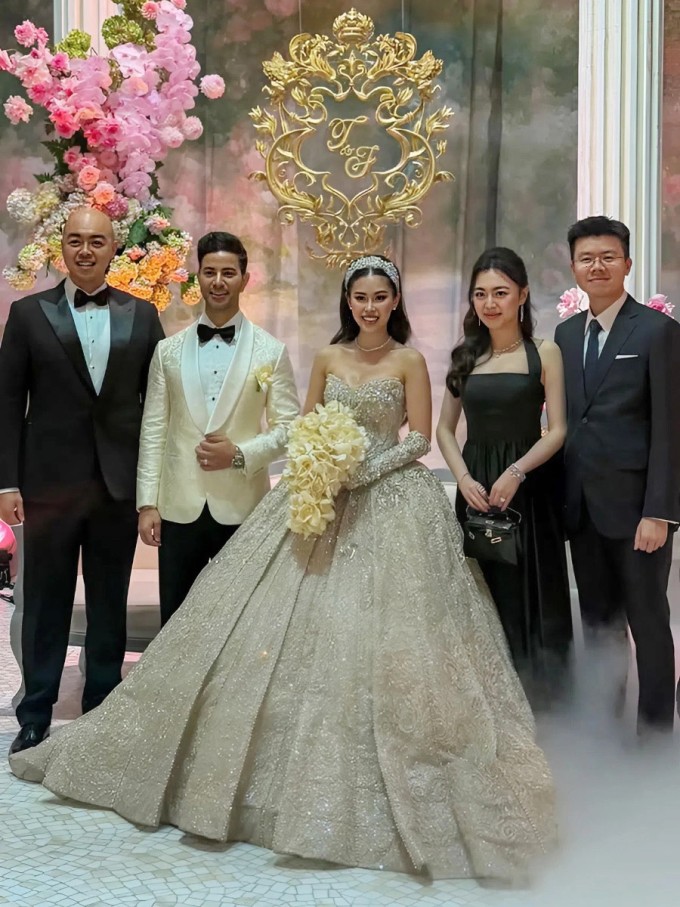 Khi cùng chồng tham dự đám cưới của "công chúa hàng hiệu" Tiên Nguyễn hồi tháng 12/2025, Ruby Khánh Linh cũng chọn trang phục gợi cảm vừa phải, dùng phụ kiện xa xỉ làm điểm nhấn.