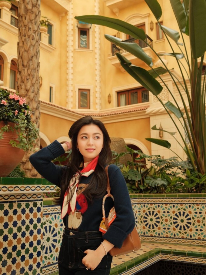 Ở đời thường, Ruby Khánh Linh cũng rất chỉn chu phong cách. Trong chuyến du lịch Macau gần đây cùng ông xã, cô dạo phố với túi Hermès Lindy với khăn quàng cổ cùng thương hiệu và đồng hồ Patek Philippe.