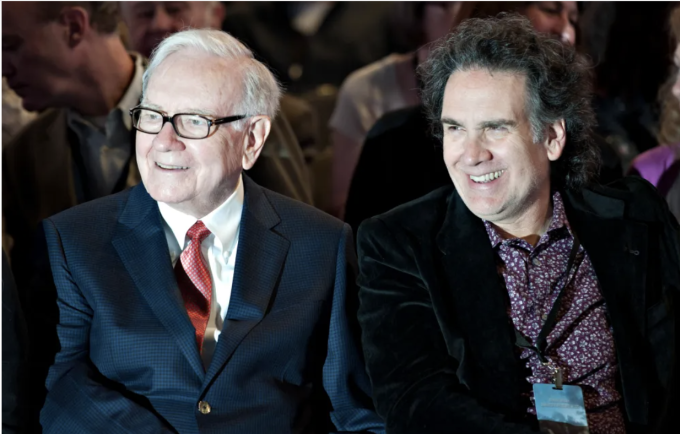 Warren Buffett và con trai Peter Buffett, hiện 67 tuổi. Ảnh: Fortune