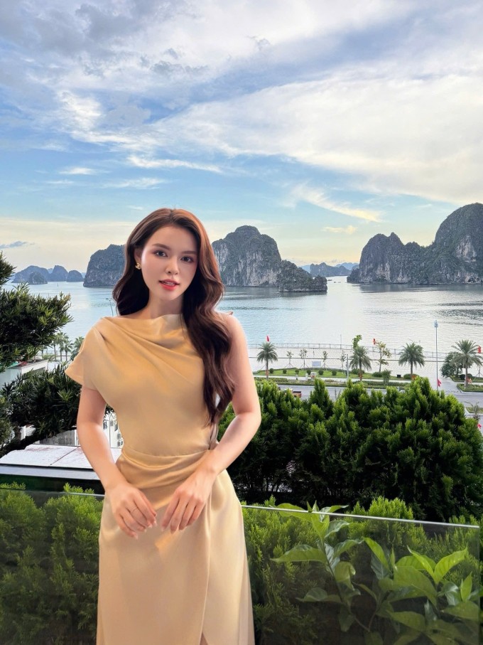 Tạo hình Hà Bích Ngọc trong phim có nhiều nét tương đồng với phong cách của cô ở ngoài đời.