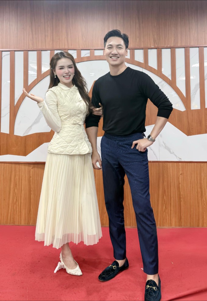 Hà Bích Ngọc và Mạnh Trường ở hậu trường phim. Khoảng cách 17 tuổi ở ngoài đời tương đồng với hai nhân vật họ đóng trong phim. Ở một số phân đoạn, Triển còn xưng "chú - cháu" với Thủy để thể hiện sự xa cách, cho thấy cô không thể điều khiển mình.