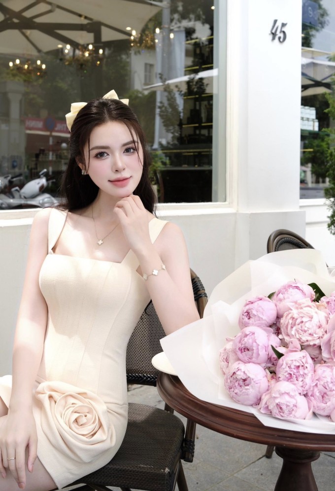 Hà Bích Ngọc sinh năm 2001, tốt nghiệp Học viện Báo chí và Tuyên truyền. Cô cao 1,65 m, có số đo ba vòng 83-61-90 cm, theo đuổi phong cách nhẹ nhàng, nữ tính, có phần quyến rũ với các thiết kế màu pastel, siêu ngắn khoe chân dài hoặc dáng dài ôm sát.