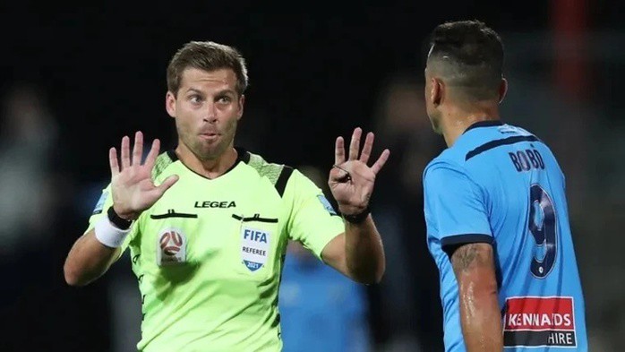 Truyền thông Trung Quốc mừng vì trọng tài người Úc cầm còi, ít khắt khe trong va chạm hơn