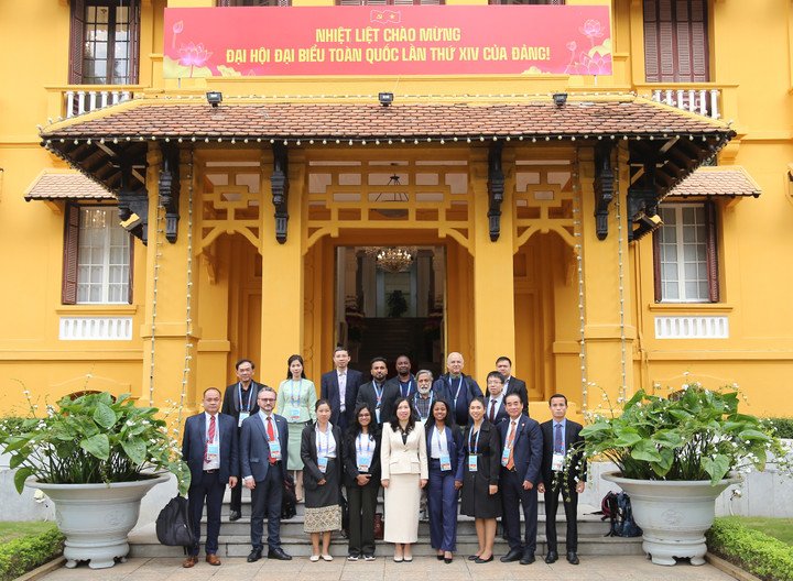 Các đại biểu tham dự cuộc tiếp.