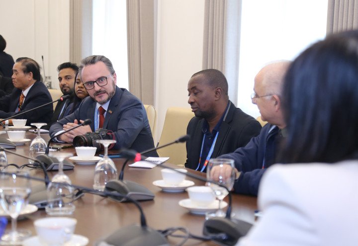 Các phóng viên trao đổi trong cuộc gặp gỡ.