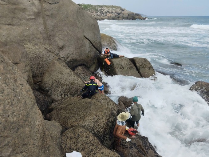 Cảnh sát đưa du khách mắc kẹt vào bờ. Ảnh: Công an Đăk Lăk