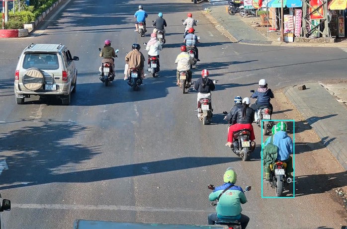 Hai đối tượng chở nhau trên xe máy nhãn hiệu Yamaha Exciter màu xanh nõn chuối, biển kiểm soát 77G1- 313.12 (nghi là biển số giả) tại thời điểm vụ cướp xảy ra