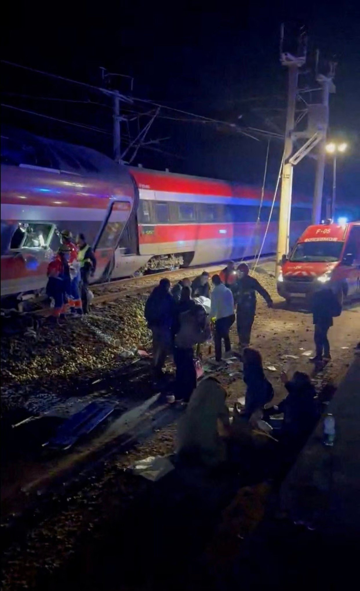 Hình ảnh tàu hư hại sau vụ đâm ngược chiều. (Ảnh: Reuters)