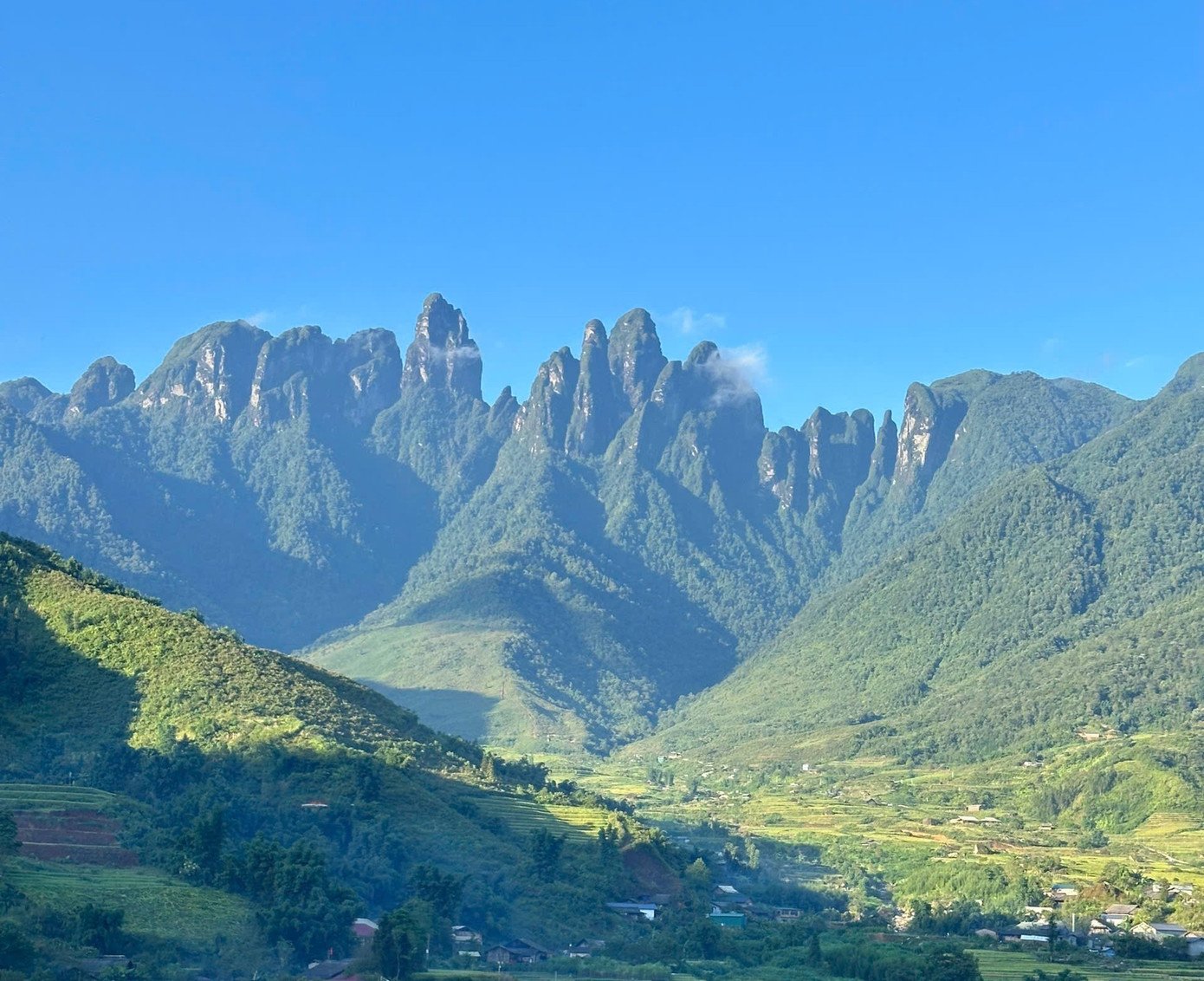 Ngũ Chỉ Sơn thuộc khu vực đèo Hoàng Liên Sơn, nằm giáp ranh giữa xã Ngũ Chỉ Sơn (tỉnh Lào Cai) và xã Bình Lư (tỉnh Lai Châu). Đỉnh núi cao 2.858m, là một trong 15 đỉnh núi cao nhất Việt Nam. Ngũ Chỉ Sơn còn được gọi là “núi bàn tay” hay “núi năm ngón tay”, bởi gồm năm ngọn núi đứng sát nhau, nhìn từ xa như năm ngón tay xòe thẳng lên trời. Đây là một dãy núi đá độc lập, được ví như gạch nối giữa khối núi Fansipan và Bạch Mộc Lương Tử.