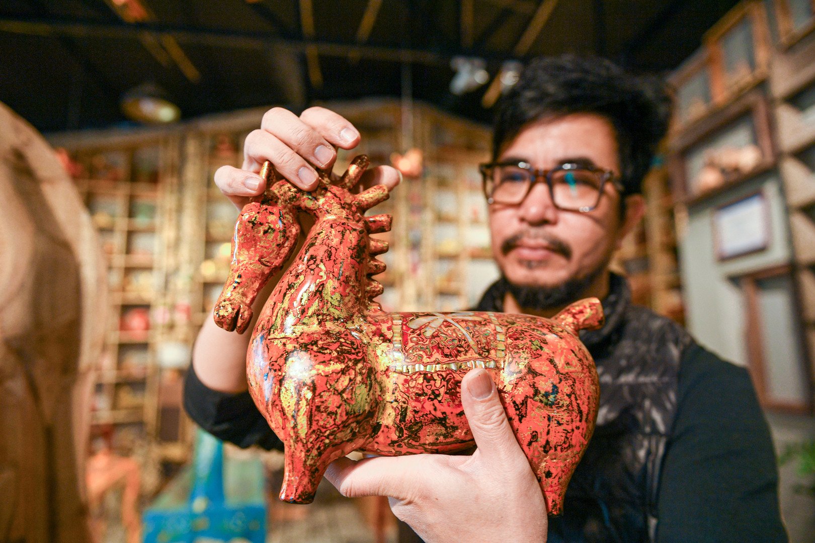 Điều đặc biệt, 2.026 tác phẩm này có tạo hình, sắc thái, trang trí họa tiết hoàn toàn khác nhau. Có con ngựa được tạo tác mạnh mẽ, dữ dội; có con ngựa mang hình dáng trầm lắng, nội tâm; cũng có con ngựa bầu bĩnh, dễ thương, gần gũi