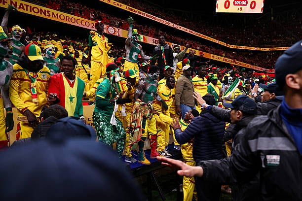 Xô xát trên khán đài giữa fan Senegal và cảnh sát