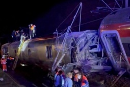 Tây Ban Nha: Cảnh tượng kinh hoàng khi hai tàu cao tốc đâm nhau, hàng trăm người thương vong