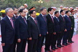 Lãnh đạo Đảng, Nhà nước và đại biểu dự Đại hội 14 vào Lăng viếng Chủ tịch Hồ Chí Minh